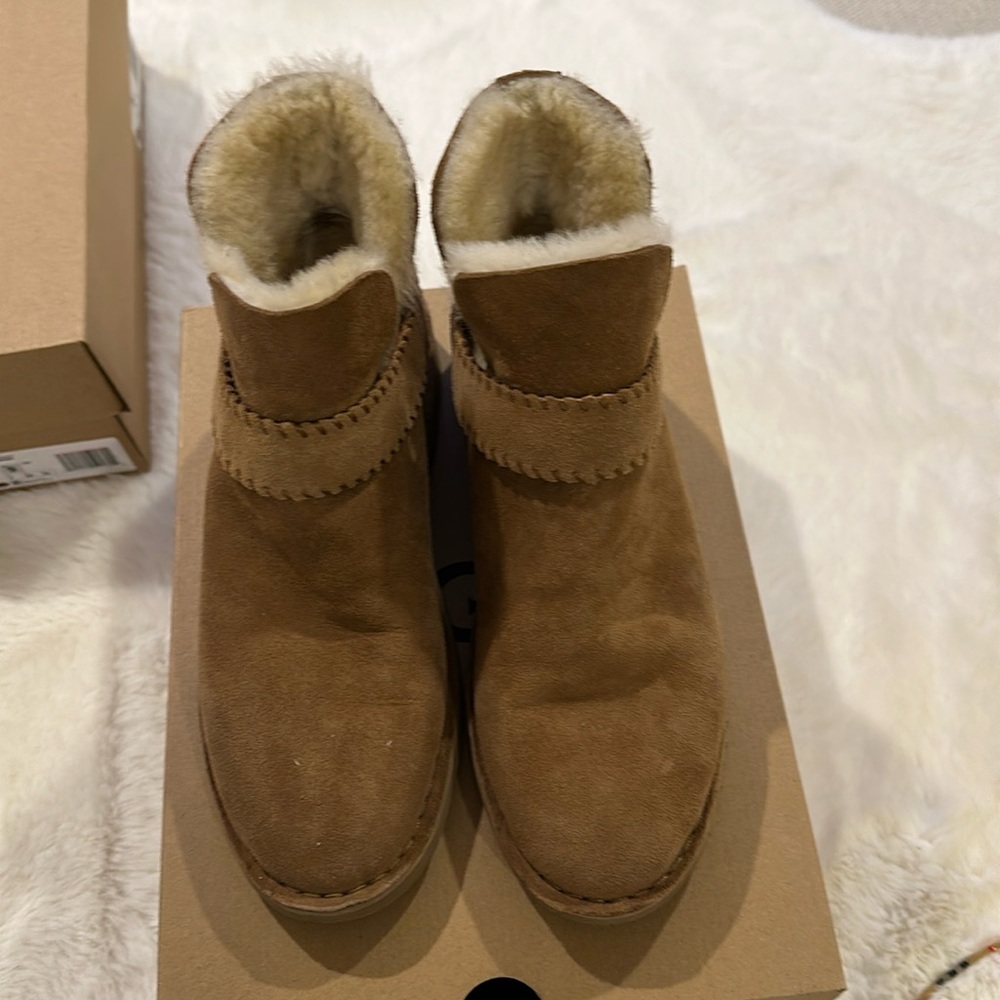 Women’s Uggs mckay boots worn twice